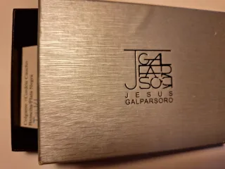 Colgante artesano broncita, plata negra y caucho.