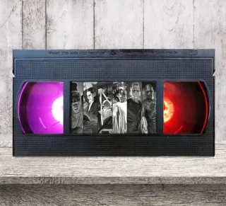 LÁMPARA UNIVERSAL MONSTERS VHS LED MULTICOLOR