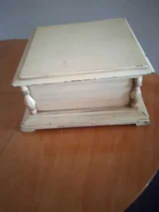 Antigua caja de madera decorativa