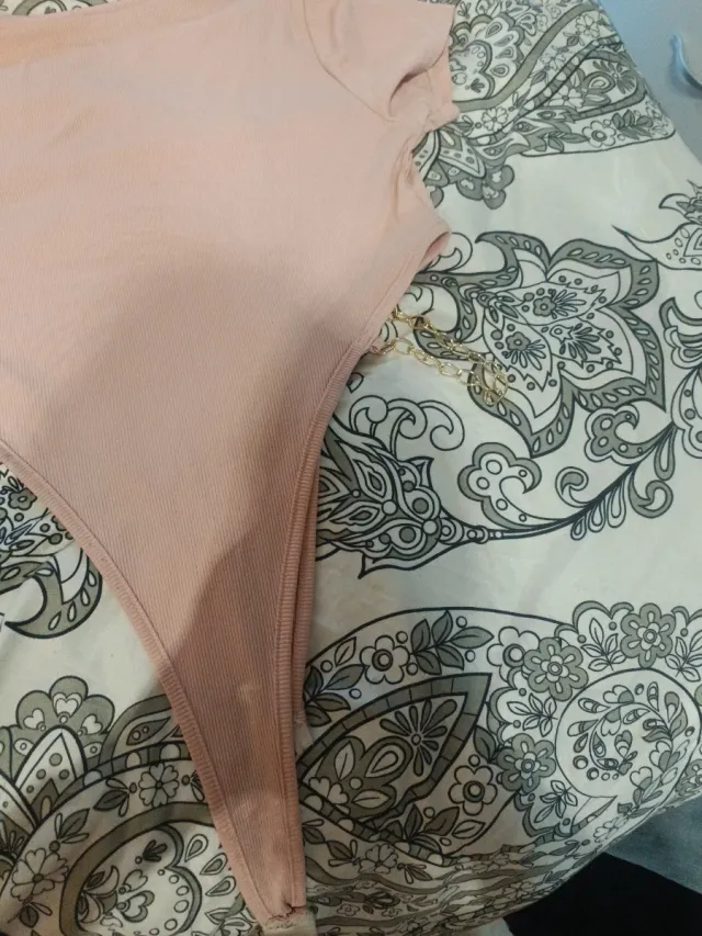 Body rosa con cadena lateral