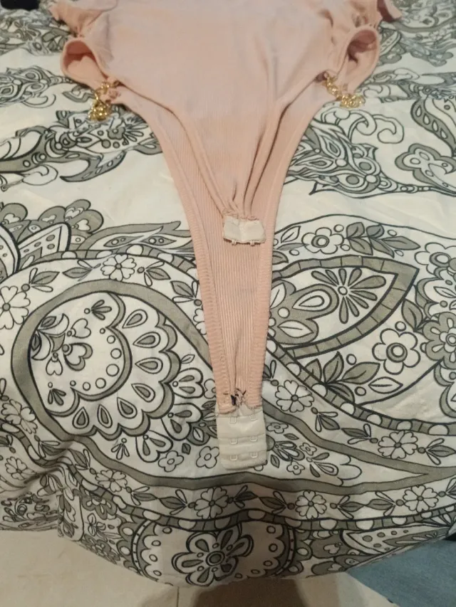 Body rosa con cadena lateral