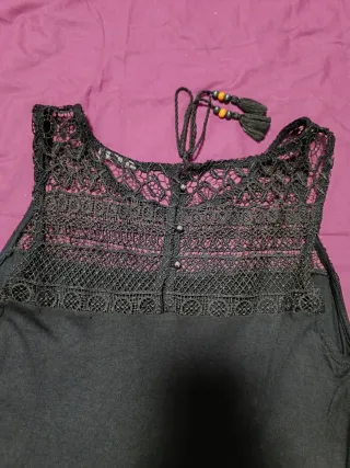 Camiseta negra con encaje y tiras