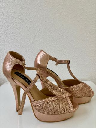 Tacones dorados y rosas con brillos