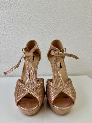 Tacones dorados y rosas con brillos
