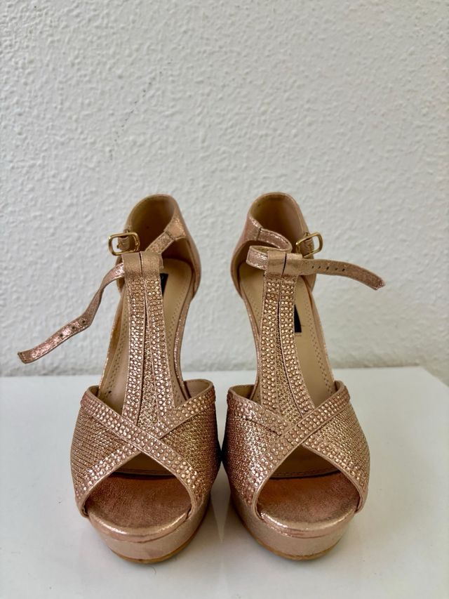 Tacones dorados y rosas con brillos