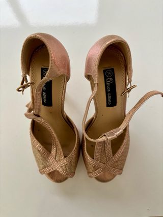Tacones dorados y rosas con brillos