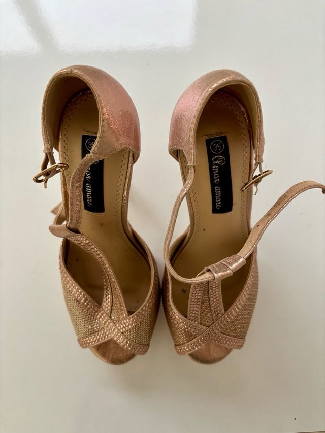 Tacones dorados y rosas con brillos
