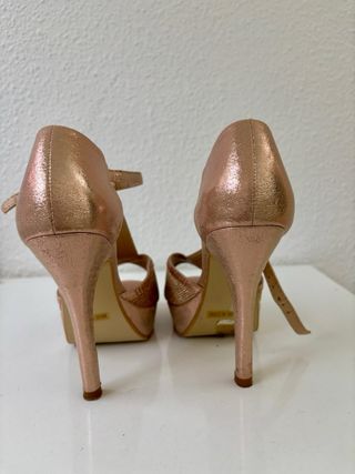 Tacones dorados y rosas con brillos