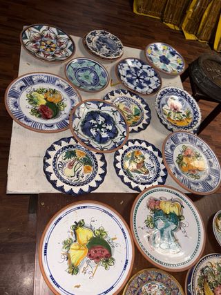Piatti decorativi in ceramica dipinti a mano