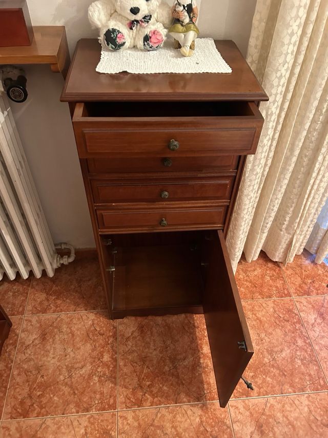 Cajonera de madera con puerta de cristal