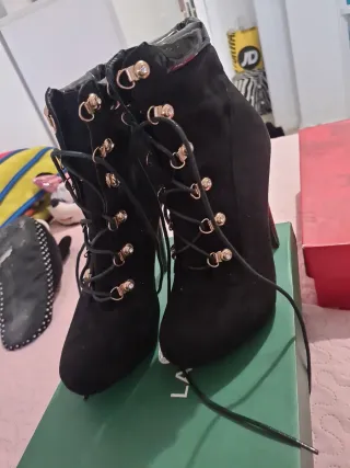 Botas de tacón negras con cordones