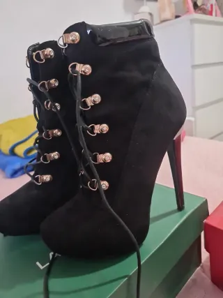 Botas de tacón negras con cordones