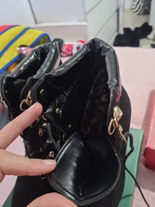 Botas de tacón negras con cordones