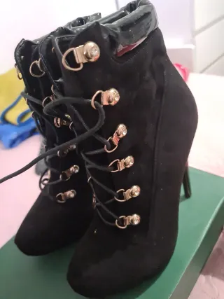 Botas de tacón negras con cordones
