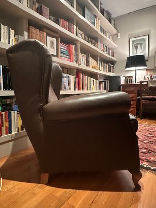 Sillón vintage de cuero con reposapiés