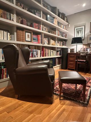 Sillón vintage de cuero con reposapiés