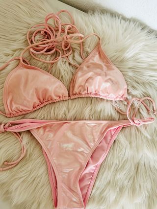 Bikini rosa metálico, tiene unas manchitas.
