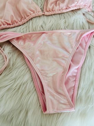 Bikini rosa metálico, tiene unas manchitas.