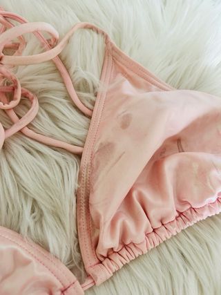 Bikini rosa metálico, tiene unas manchitas.