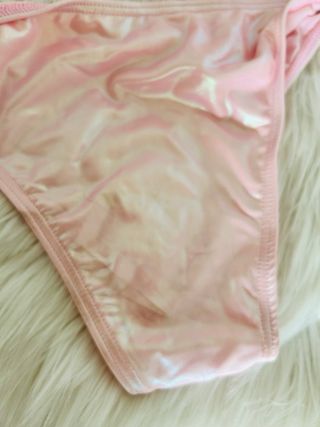 Bikini rosa metálico, tiene unas manchitas.