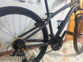 Bicicleta de montaña negra