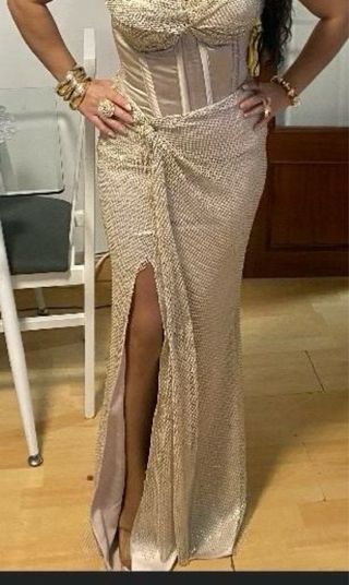 Vestido largo dorado con abertura alta costura