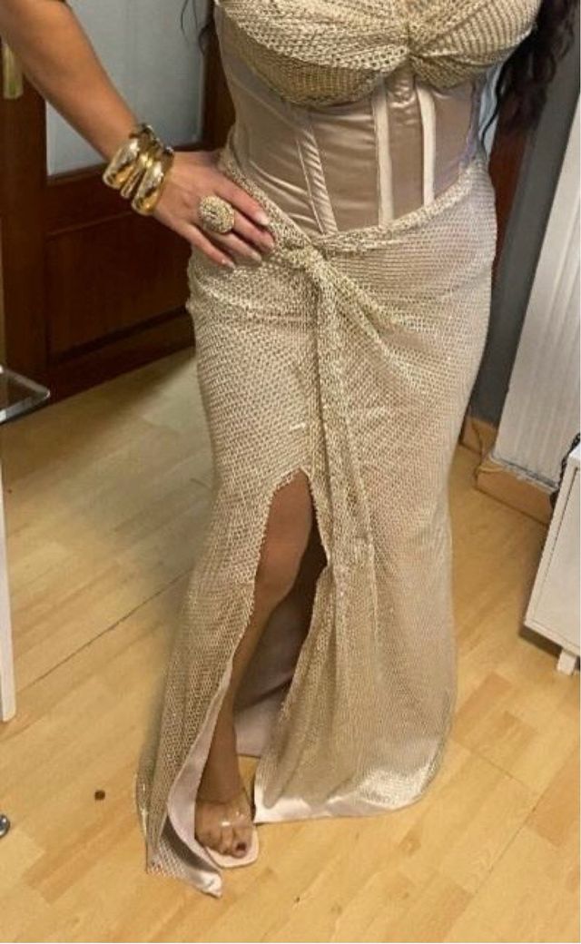 Vestido largo dorado con abertura alta costura