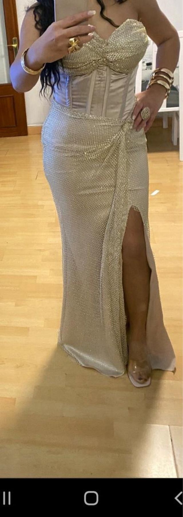 Vestido largo dorado con abertura alta costura