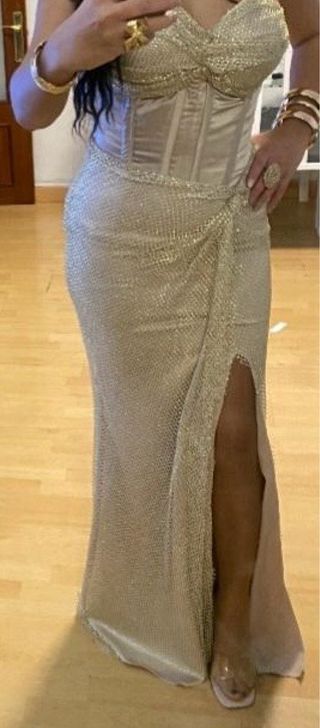 Vestido largo dorado con abertura alta costura