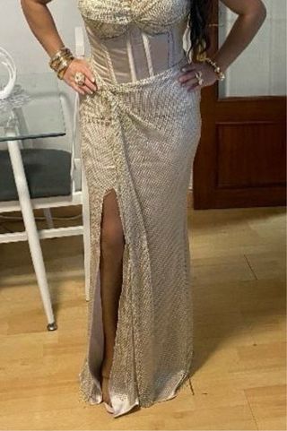 Vestido largo dorado con abertura alta costura