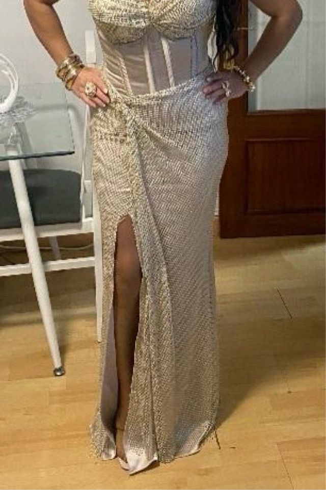 Vestido largo dorado con abertura alta costura