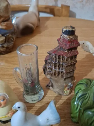 Lote di figure in ceramica e resina