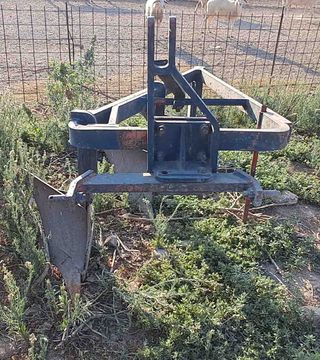 Arado de 3 vertederas fijas