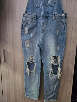 Salopette in denim strappata donna