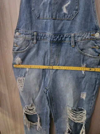 Salopette in denim strappata donna