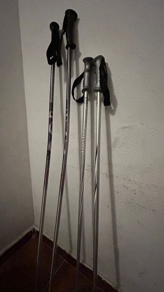 esquíes, bastones y bolsas de transporte