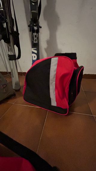 esquíes, bastones y bolsas de transporte