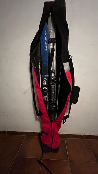 esquíes, bastones y bolsas de transporte