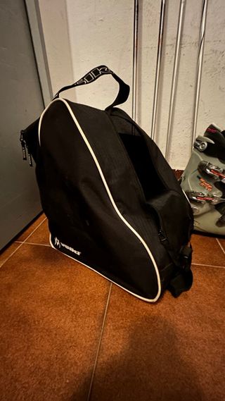 esquíes, bastones y bolsas de transporte