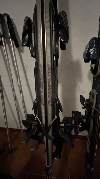 esquíes, bastones y bolsas de transporte