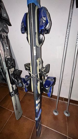 esquíes, bastones y bolsas de transporte