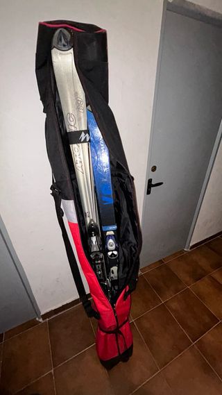 esquíes, bastones y bolsas de transporte
