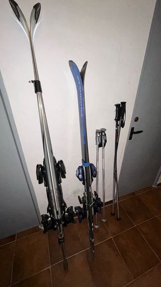 esquíes, bastones y bolsas de transporte