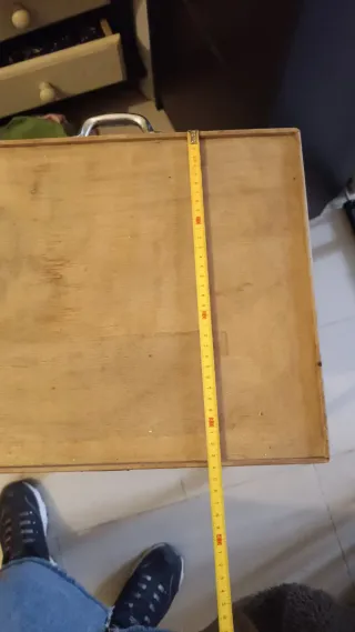 Mesa auxiliar vintage con ruedas.