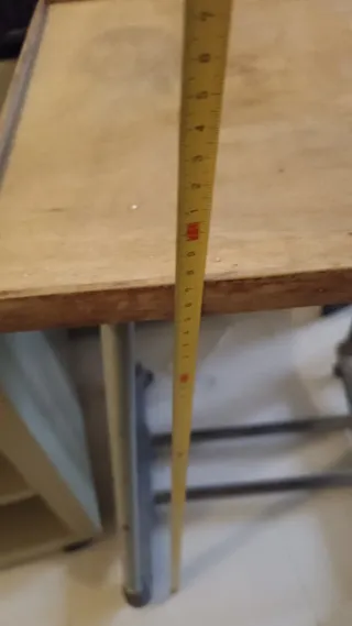 Mesa auxiliar vintage con ruedas.