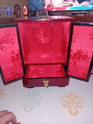 Joyero de madera con detalles dorados