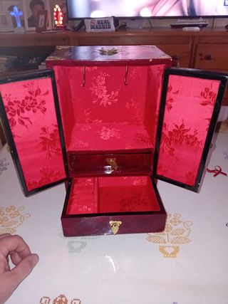 Joyero de madera con detalles dorados