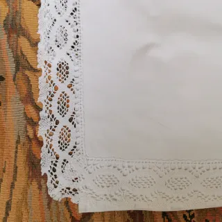 Juego de cama blanco con bordado y encaje crochet