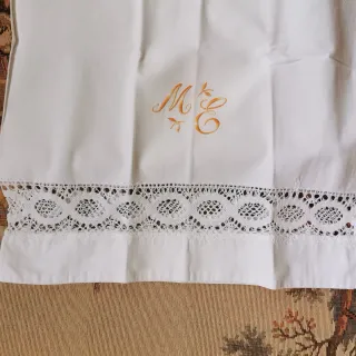 Juego de cama blanco con bordado y encaje crochet