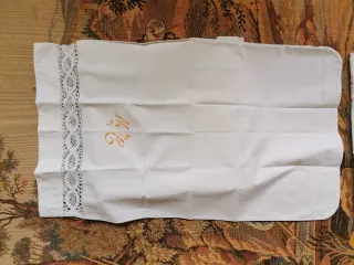 Juego de cama blanco con bordado y encaje crochet